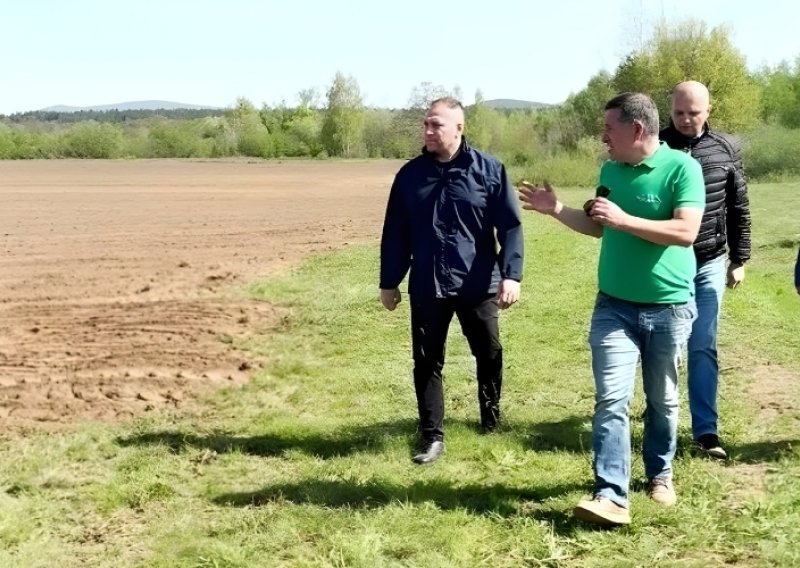 Ministar poljoprivrede kod Gospića sadio krumpire