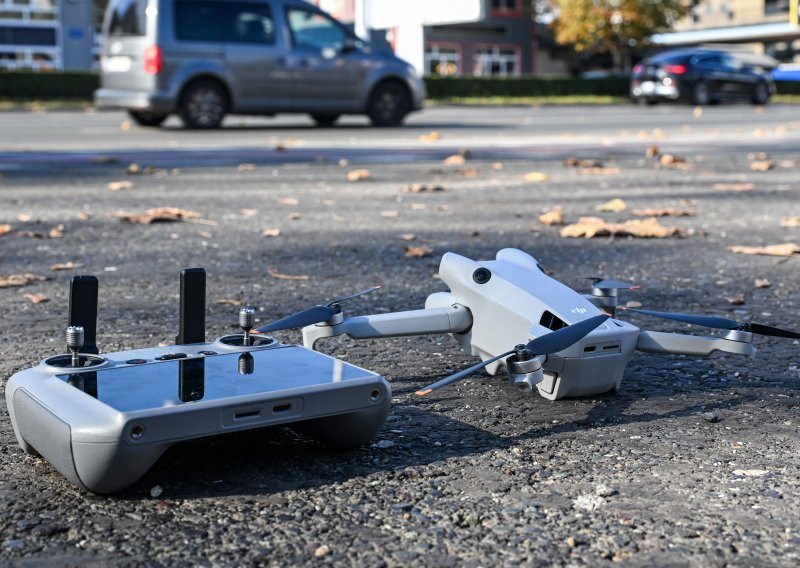 Dronovi koji love vozače: Pišu kazne prije nego ih primijetite, čak i viču na vozače...