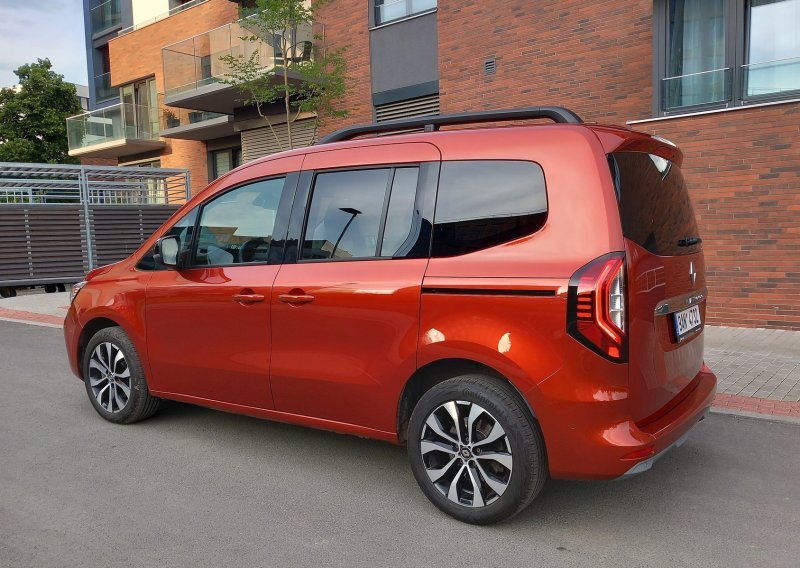 Kod nas radni auto, u Japanu kult i prodaje se izvlačenjem