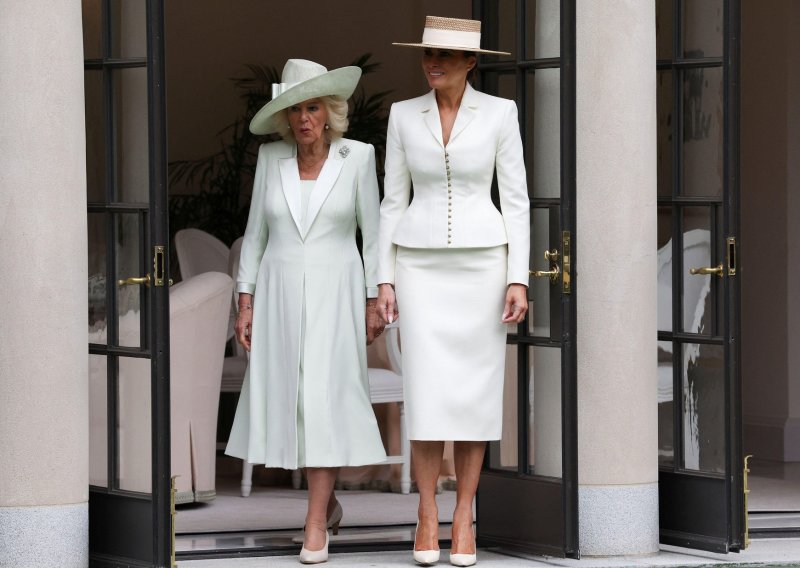 Bijela boja, strogi kroj i šešir: Melanijin modni potez privukao je sve poglede