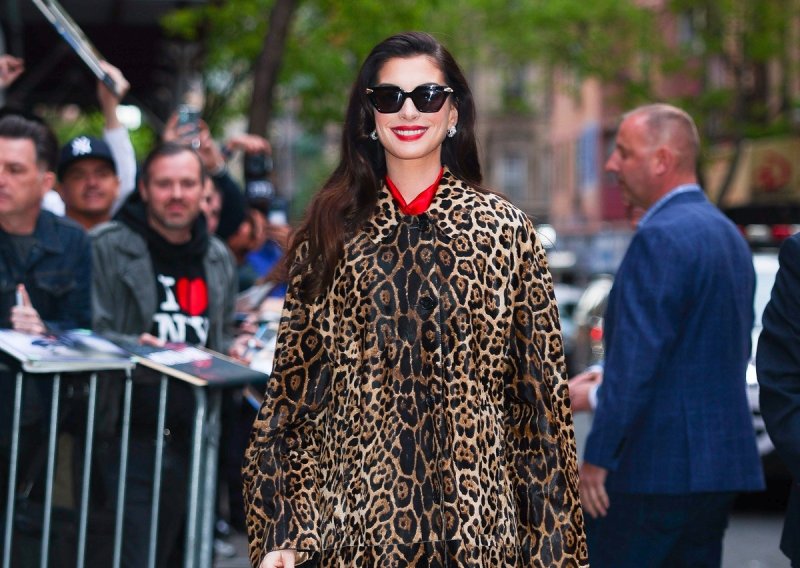 Nijedan kaput ne može se mjeriti s ovim modelom, a to zna i Anne Hathaway