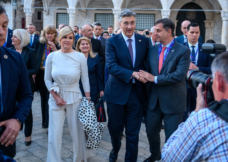 Kolinda u izdanju koje privlači pažnju: Ni ona nije odoljela najvećem modnom hitu