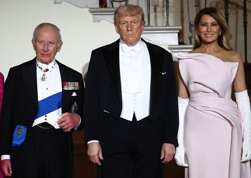 Neugodan trenutak Melanije i Donalda Trumpa: Svi govore o njenom pogledu i izmicanju ruke
