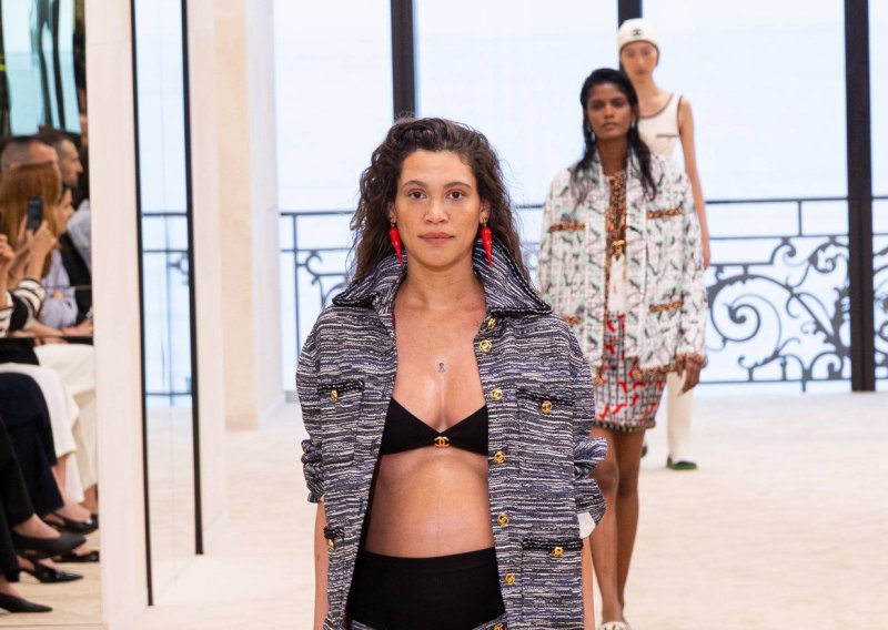 Povijesni trenutak na reviji Chanela: Trudnica prošetala modnom pistom i postala viralni hit