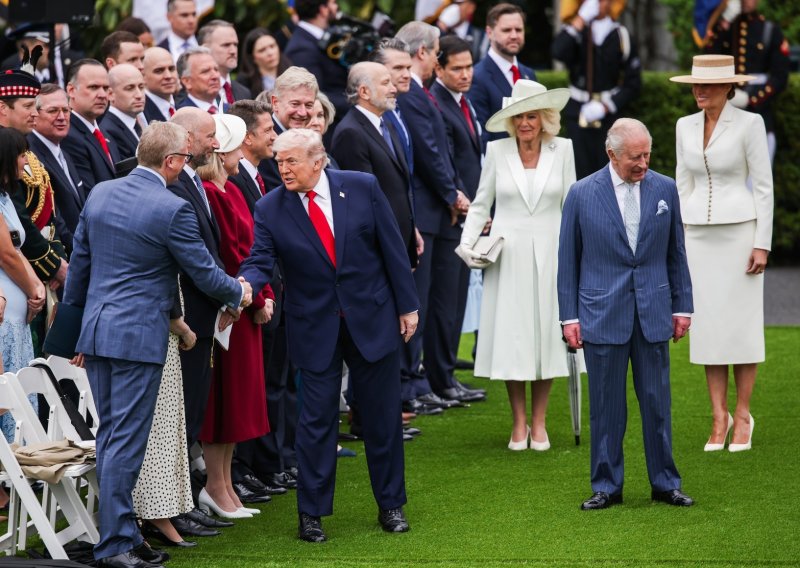 Trump izazvao burne reakcije zbog 'nepristojne geste' prema kraljici Camilli
