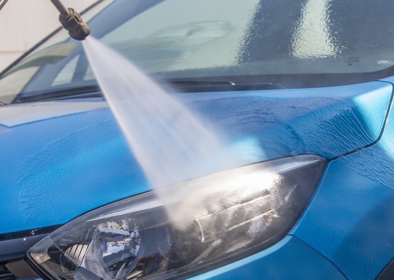 Ovu pogrešku radite svaki put kad perete auto: Može uništiti lak