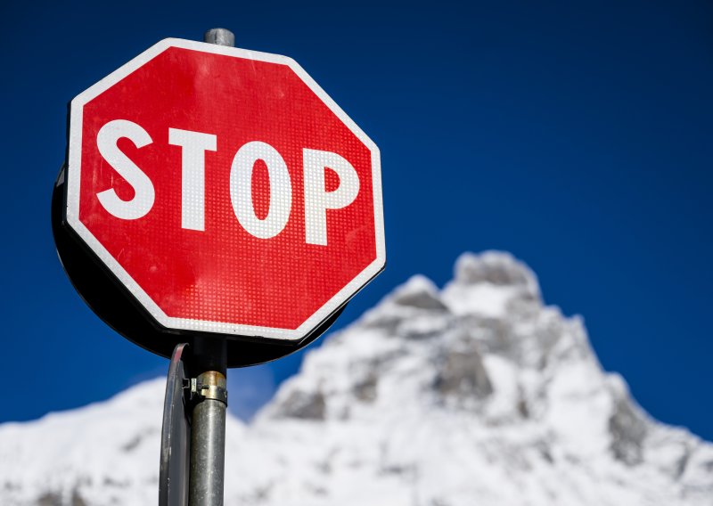 Bizarna priča iz Italije: Noću mijenjao prometne znakove na raskrižjima