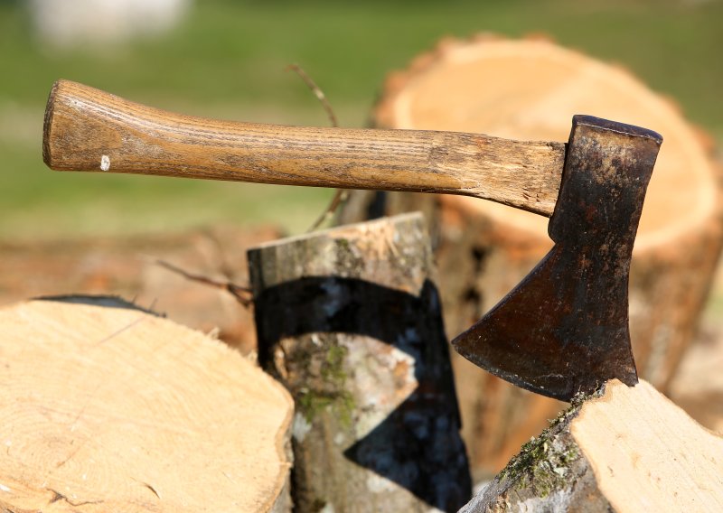 Pijan došao sa sjekirom na terasu: Razbijao stolove pred gostima