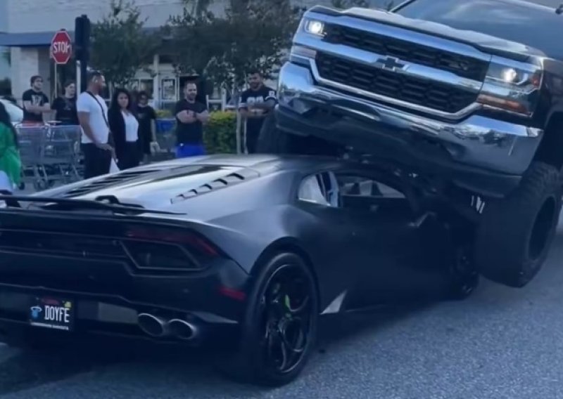 Ne, nije AI: Pogledajte kako je žena s pick-upom pregazila Lamborghini Huracan na parkingu