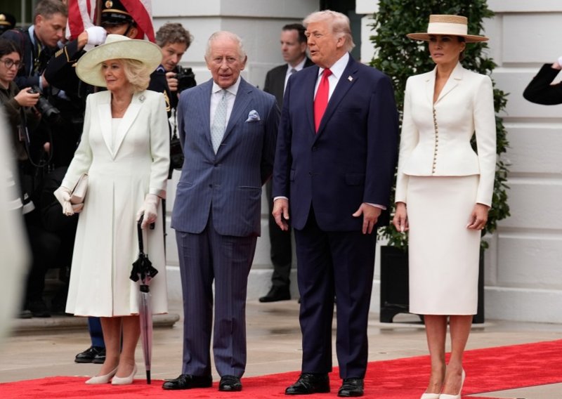 Nezgodan trenutak u Bijeloj kući: Trump pred kraljem Charlesom uhvatio Melaniju za stražnjicu