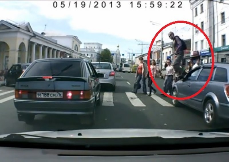 Ovako ruski pješak drži lekciju neuljudnom vozaču