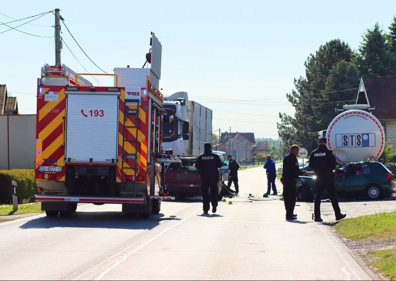 Tragedija kod benzinske u Pitomači: Automobil odbačen u cisternu, ima mrtvih
