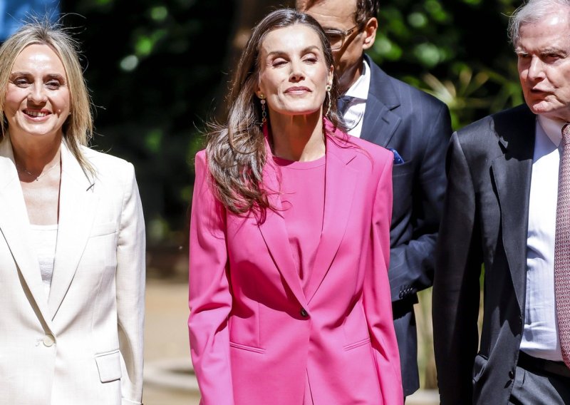 Lijepa kraljica u boji koja ne prolazi nezapaženo: Ovaj look ruši monotoniju poslovnog stila