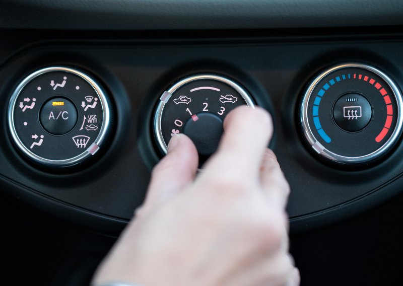 Ovaj gumb u autu može biti opasan: Evo zašto ga ne smijete držati uključenim predugo