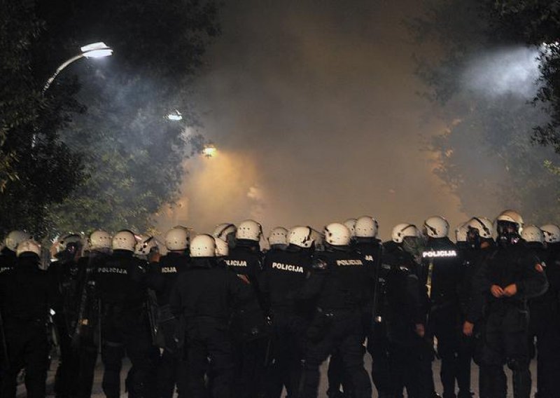 Policija udarila na prosvjednike, Đukanović nije napustio Crnu Goru