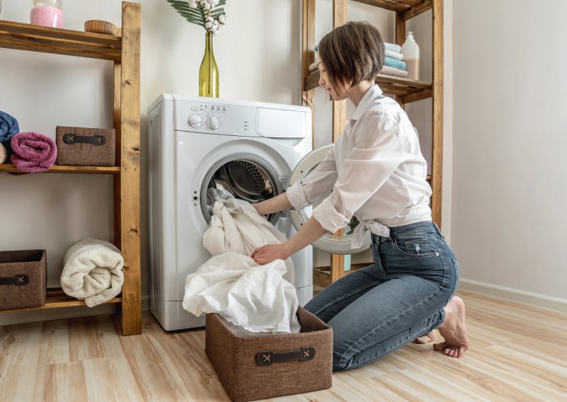 Nije sve u visokim temperaturama: Vodič za besprijekorno bijelo rublje koje ne sivi i ne žuti