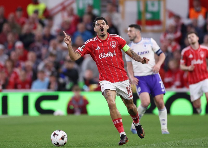 Nottingham Forest iz penala svladao Aston Villu, Palace jednom nogom u finalu.