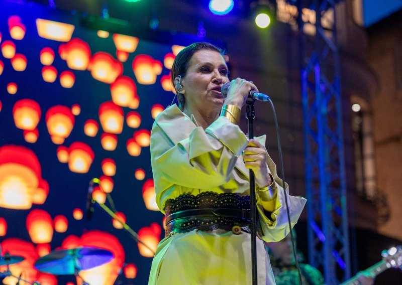 Pun trg i emocije na maksimumu: Nina Badrić održala koncert u Splitu, pogledajte kako je bilo