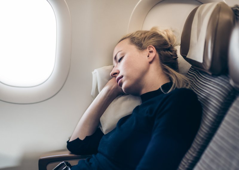 Ne možete zaspati u avionu, ma koliko bili umorni? Ovo su trikovi koji pomažu na dugim letovima