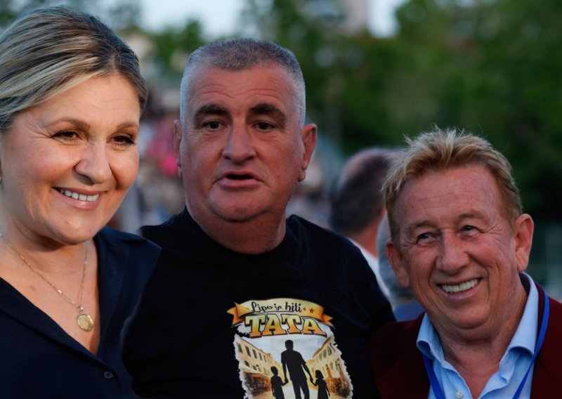 Poznati na Starom placu: Terezina splitska večer okupila vjerne obožavatelje i prijatelje