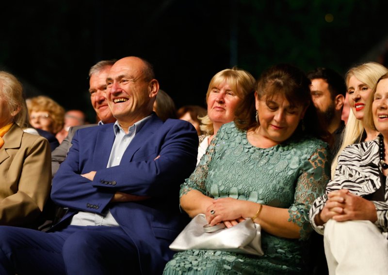 Najdirljiviji prizor večeri: Alan Ungar iz prvog reda gleda kako njegova majka Tereza osvaja Split
