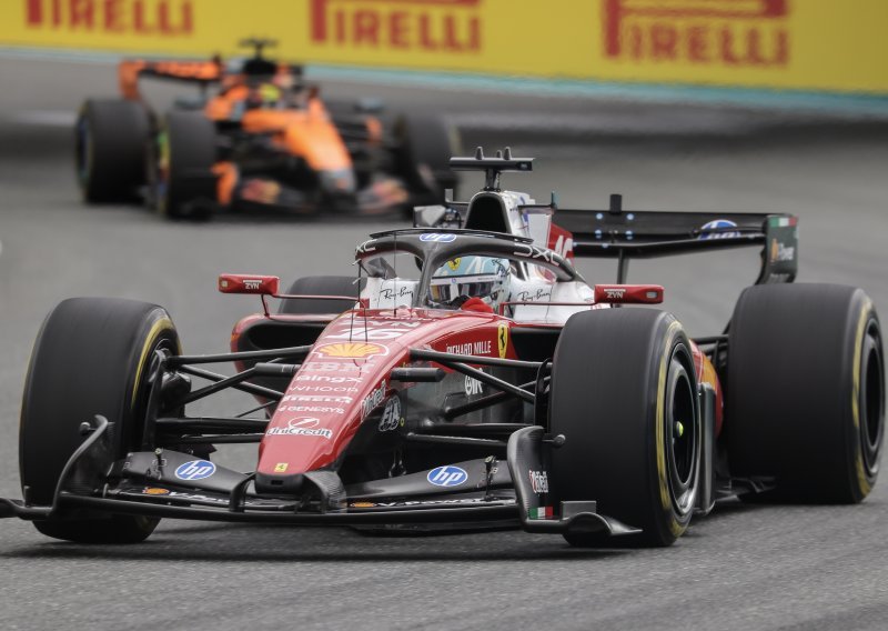 Velika kazna za Leclerca i Ferrari: Sjajni vozač znatno pao u poretku