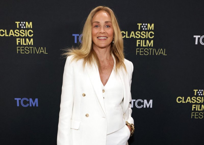 Zbogom kratkoj kosi: Sharon Stone oduševila promjenom imidža i mladolikim izgledom
