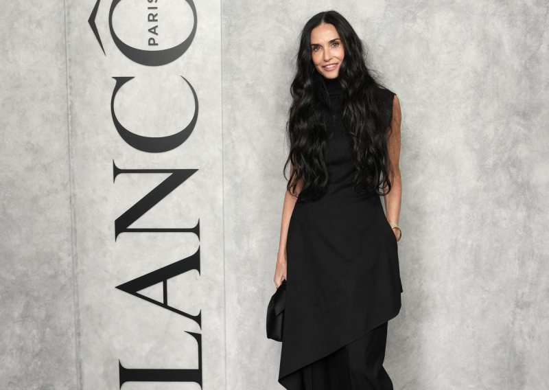 Crni minimalizam Demi Moore: U ovom izdanju privukla je sve poglede