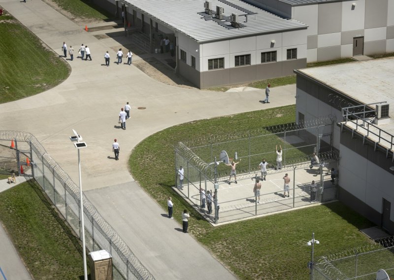 Američki zatvori gube kontrolu: Dronovima se noću dostavljaju droga, noževi i mobiteli zatvorenicima