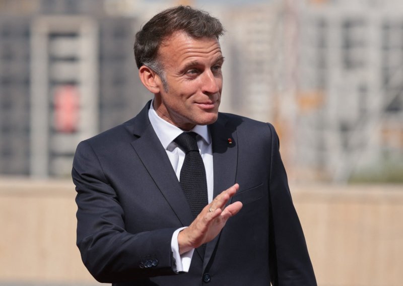 VIDEO Macron iznenadio građane: Trčao glavnim gradom Armenije, pratili ga i psi lutalice