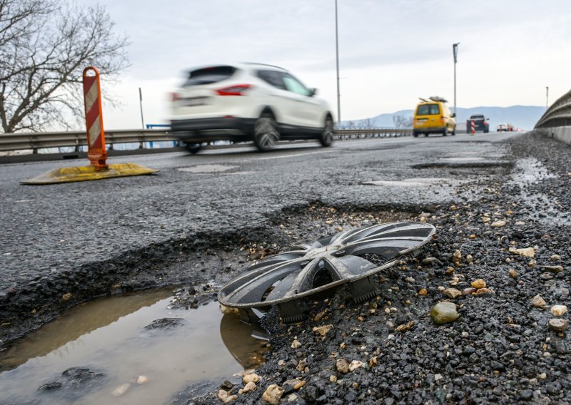 Rupa na cesti može oštetiti auto više nego mislite: Obratite pažnju na ove znakove