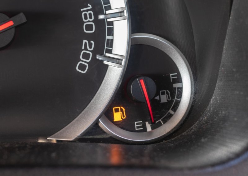 Vozite na rezervi? To može oštetiti motor više nego mislite