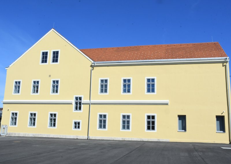 Nakon pet godina u kontejneru: Petrinjska knjižnica napokon u suvremenom prostoru