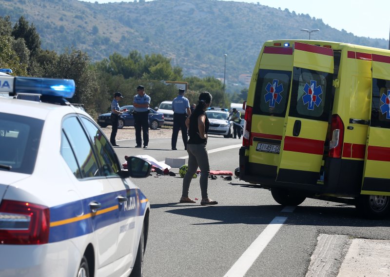 Prometna nesreća kod Trogira: Dvoje ozlijeđenih, cesta zatvorena