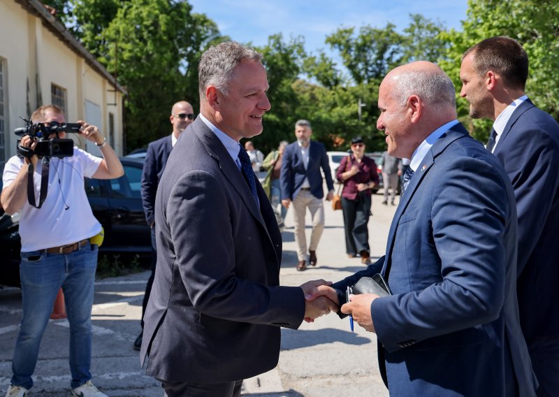 Bačić u Zadru: Dodijelio ugovore za priuštivo stanovanje i prometnu infrastrukturu