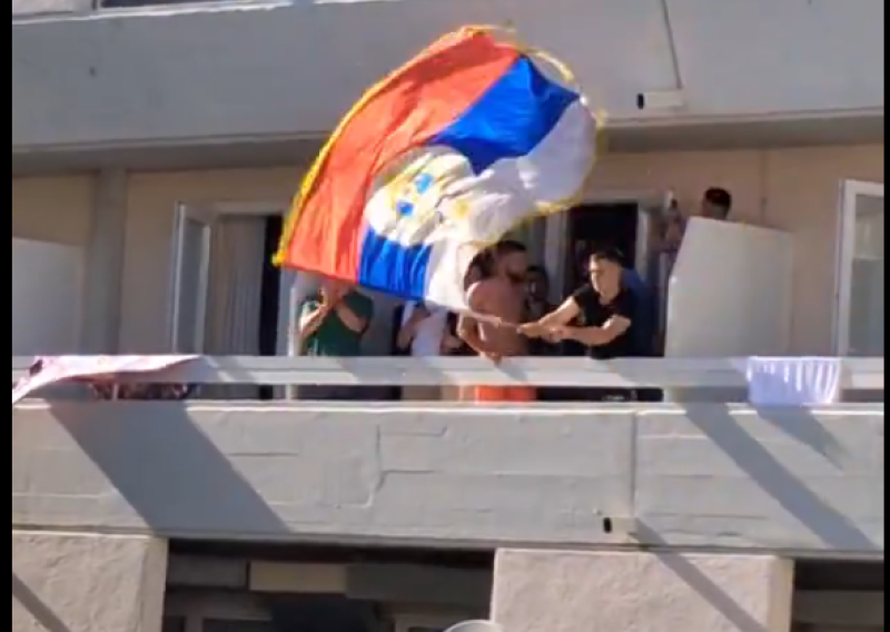 Objavljena snimka tipa koji je mahao zastavom Republike Srpske u Istri. Dobio izgon iz Hrvatske