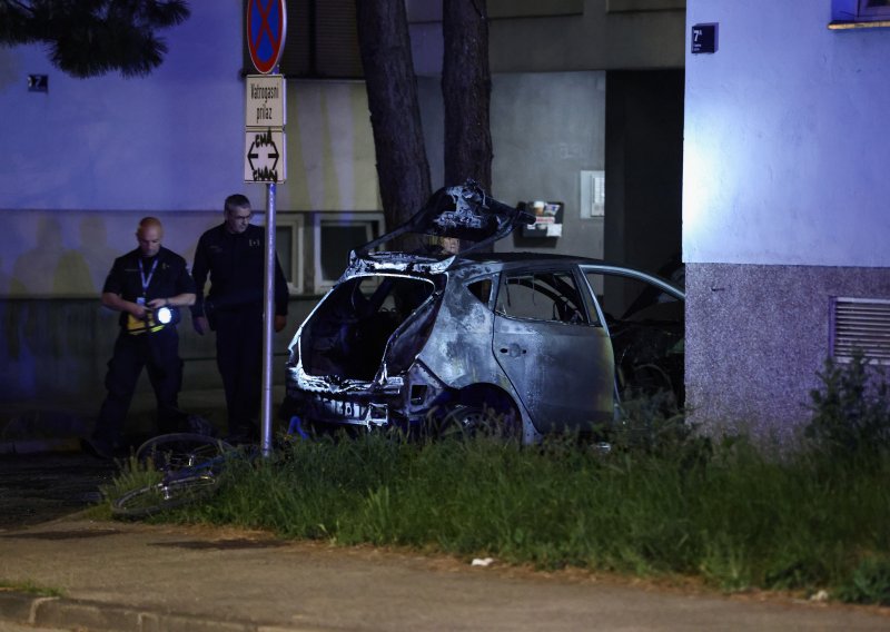 Automobil se zabio u stupiće kraj Vjesnika i izgorio