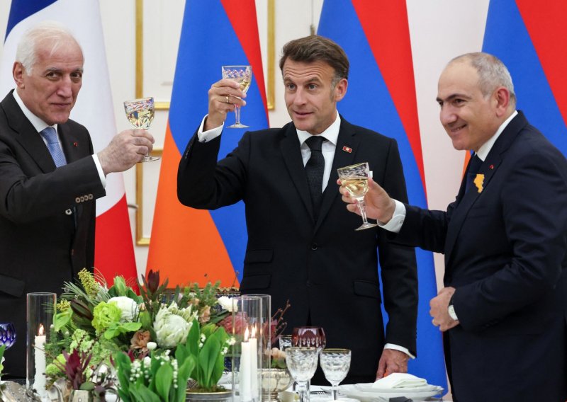 VIDEO Macron zapjevao, Pašinjan udarao po bubnjevima: Scena sa samita postala hit