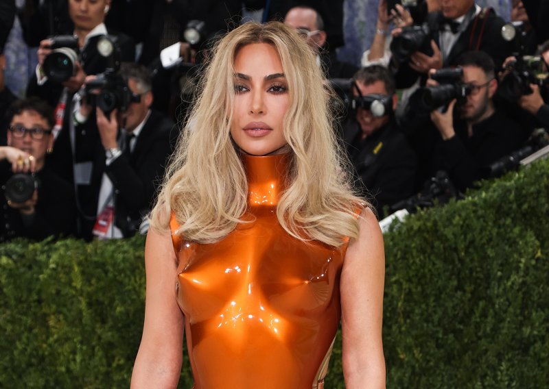 Neobičan look umjesto haljine: Kim Kardashian osvanula u kontroverznom oklopu