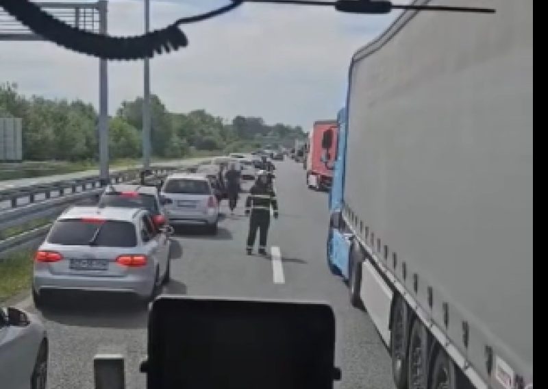 Vatrogasci na A3 jure na intervenciju, a pogledajte što rade vozači: Kultura je velika 0