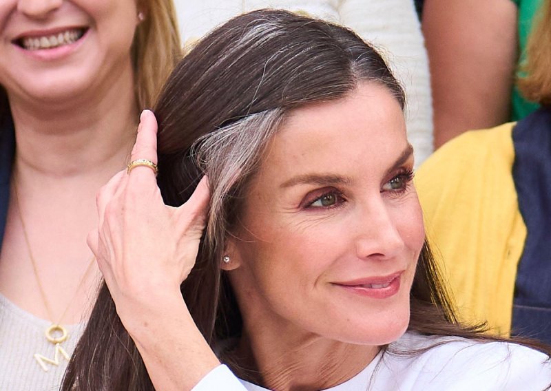 Kraljica Letizia pokazala sijede pramenove i održala lekciju iz elegancije