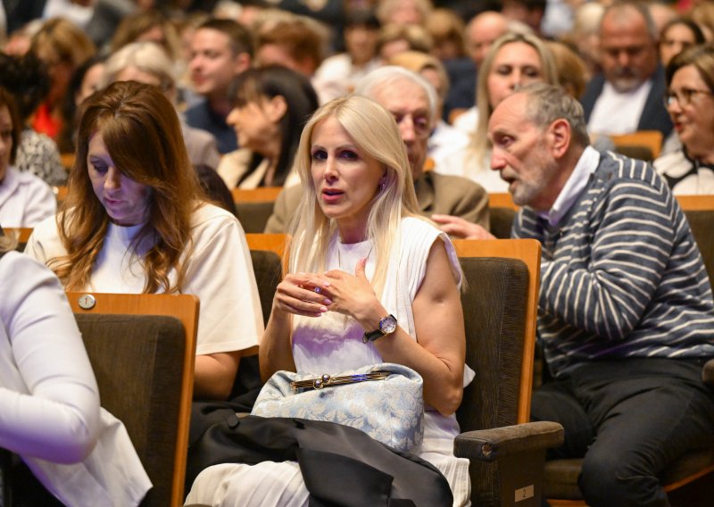 Peco zapjevao u Lisinskom, a iz publike ga je pratila Silvia Dvornik
