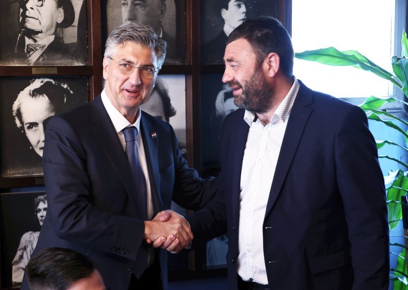 FOTO Pogledajte u kojem je društvu premijer Andrej Plenković stigao u Split