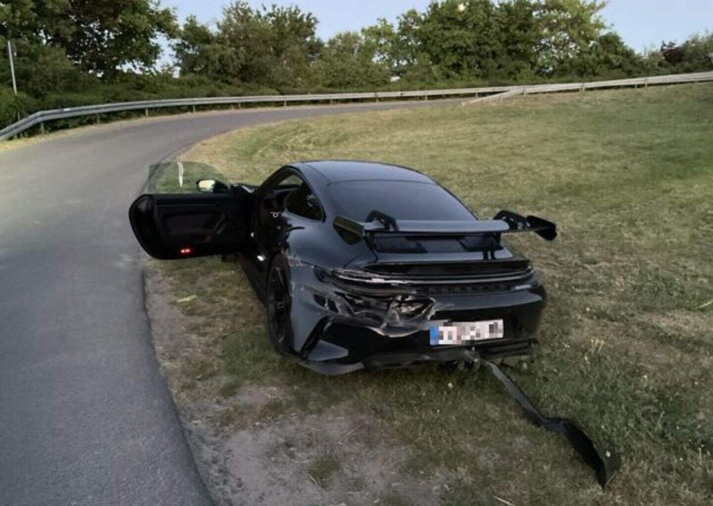Policija traži Srbina koji je na autocesti u Njemačkoj ostavio razbijeni Porsche vrijedan 200.000 eura