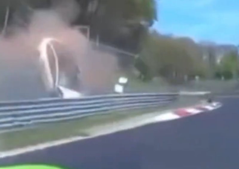 Horor na Nordschleifeu: Tesla u punoj brzini izletjela sa staze i zapalila se