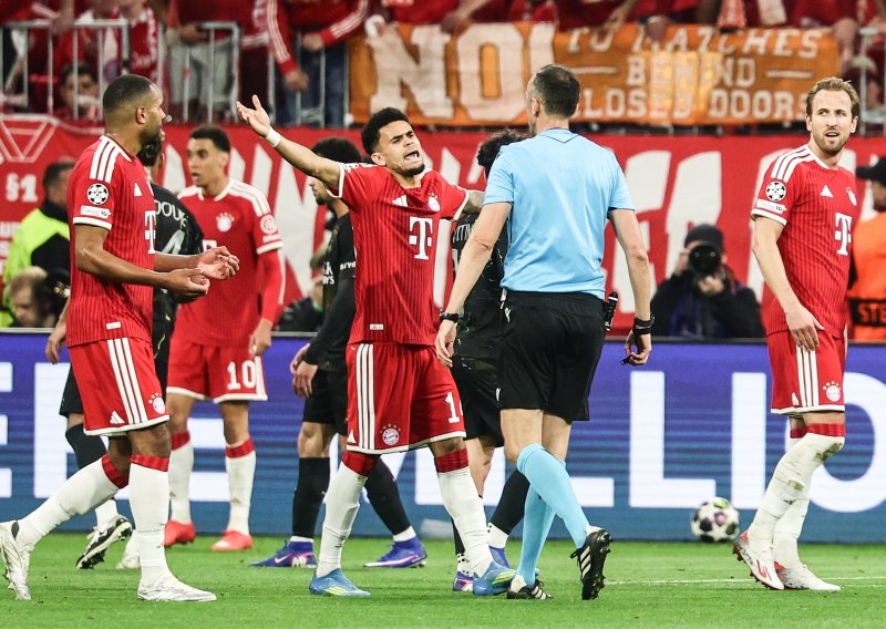 Igrači Bayerna poludjeli i tražili penal: Evo što pravila kažu o spornoj situaciji u Ligi prvaka