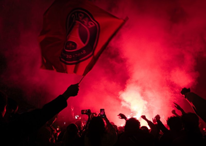 Pogledajte totalni kaos u Parizu: Navijači PSG-a slavili plasman u finale, policija ih rastjerivala