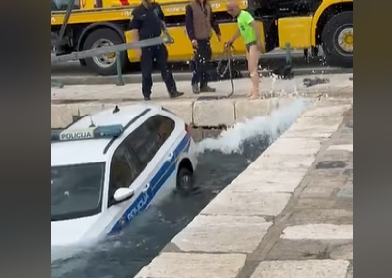 VIDEO Nesvakidašnji prizor u Senju: Policijski automobil završio u moru