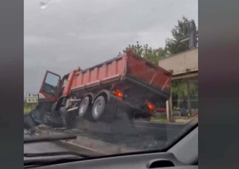 VIDEO Teška nesreća kod Dugopolja: Kamion sletio s ceste i zabio se u ogradu