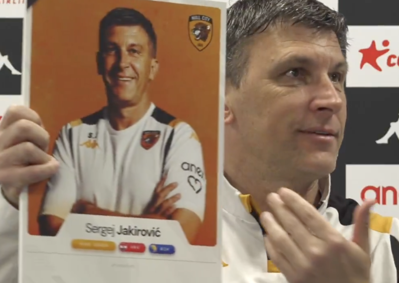 Pogledajte kako je Jakirović donio svoju sliku na presicu i oduševio novinare